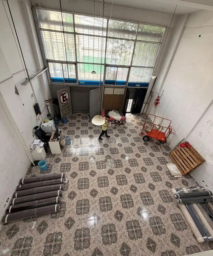 Depósito con 600 m² en alquiler en Flores 3