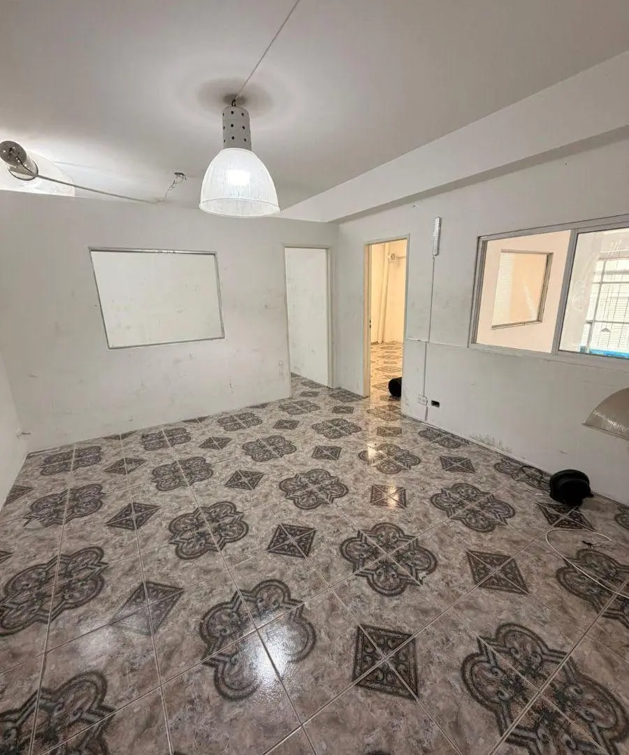 Depósito con 600 m² en alquiler en Flores 4