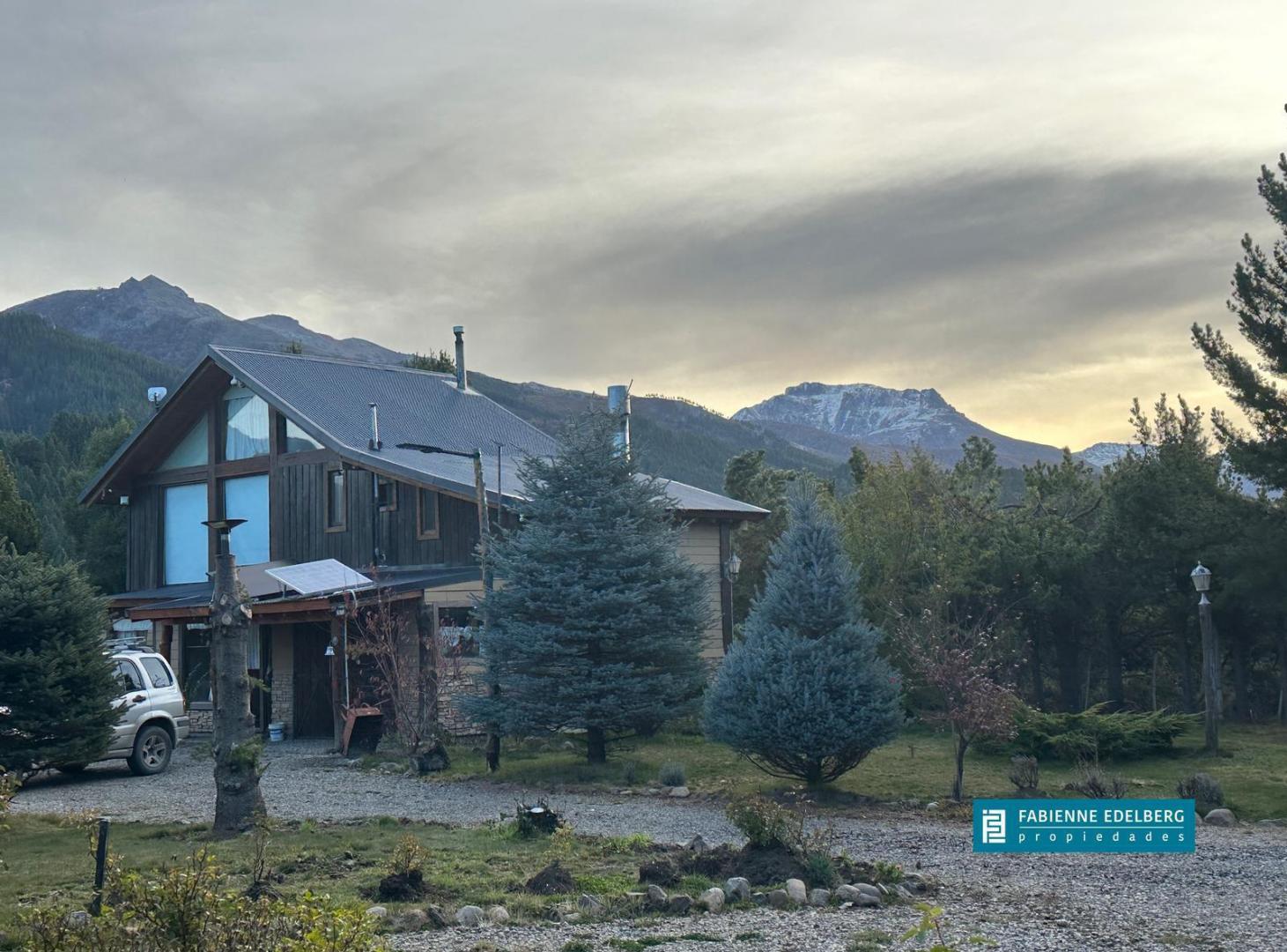 Foto de Complejo de Cabañas en Villa Meliquina con Vistas al Lago y Gran, imagen 1