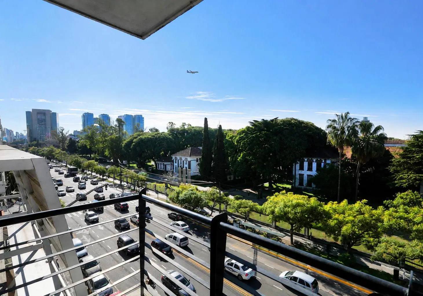 Hermoso 2 ambientes sobre Av. Libertador al frente. Muy luminoso! 1