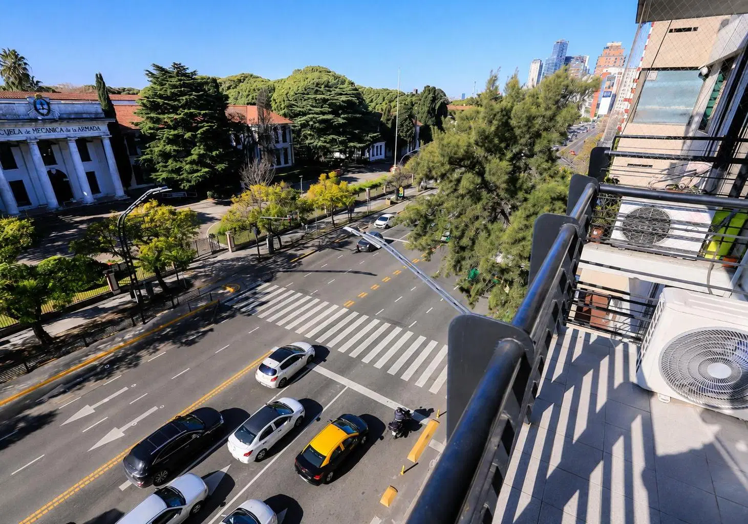 Hermoso 2 ambientes sobre Av. Libertador al frente. Muy luminoso! 2