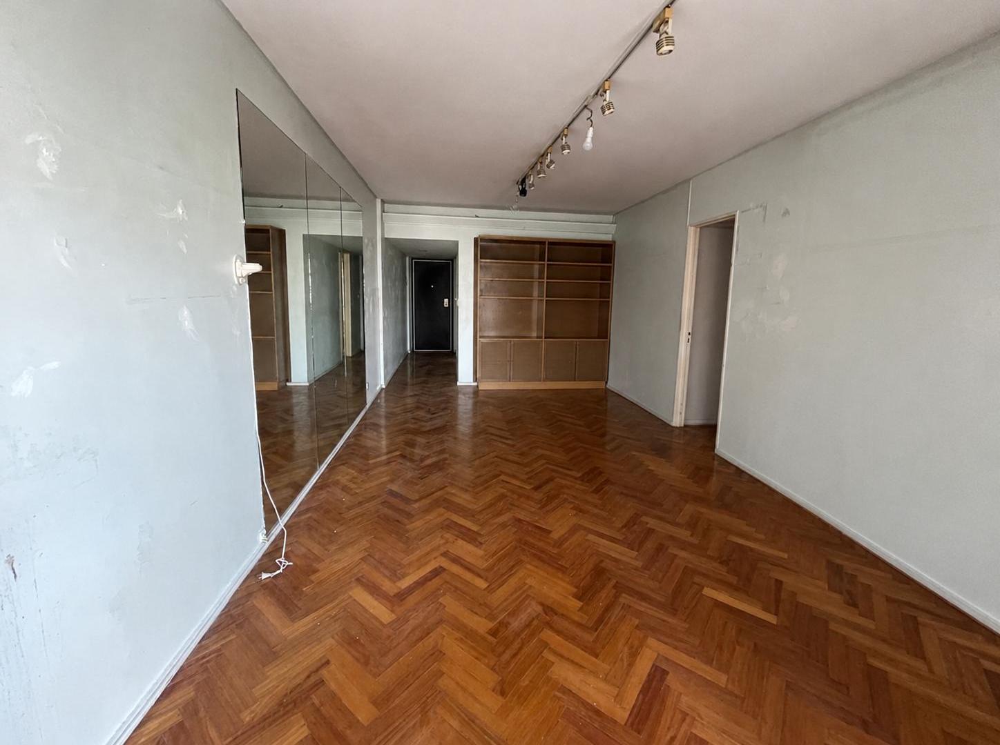Foto de Departamento 3 ambientes + escritorio con balcon al frente en excelente, imagen 2