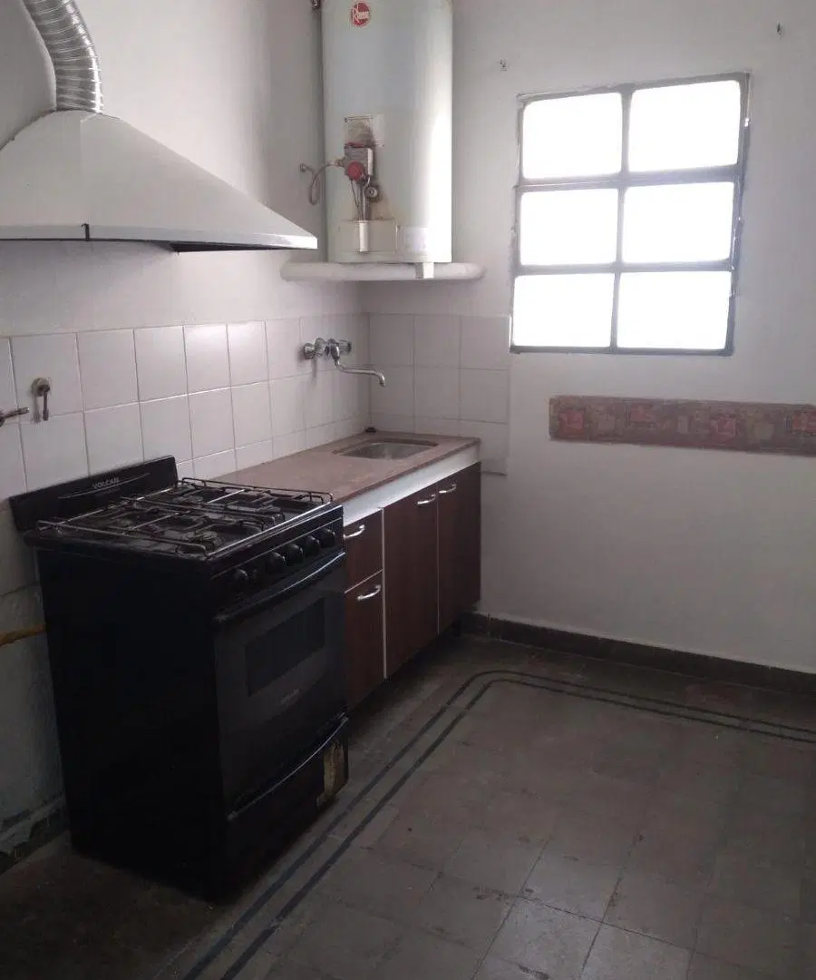 ALQUILO casa 2 dorm c/cochera. B° Observatorio. 2