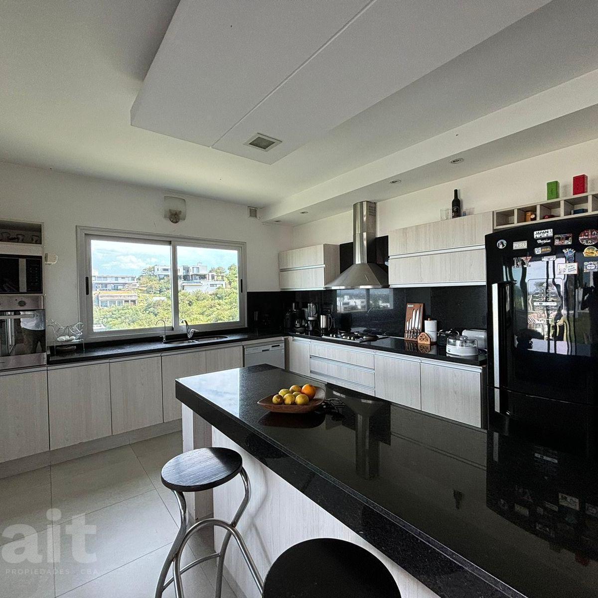 Venta de Casa en La Rufina, 4 Dorm. y Escritorio con Vista y Patio Plano 2