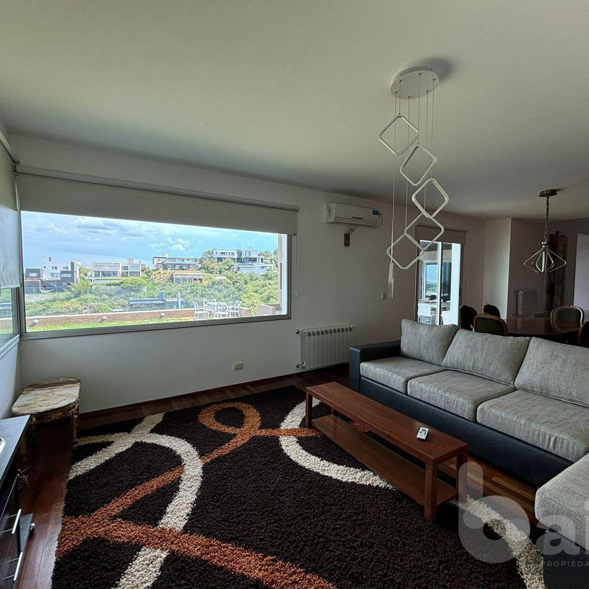 Venta de Casa en La Rufina, 4 Dorm. y Escritorio con Vista y Patio Plano 1