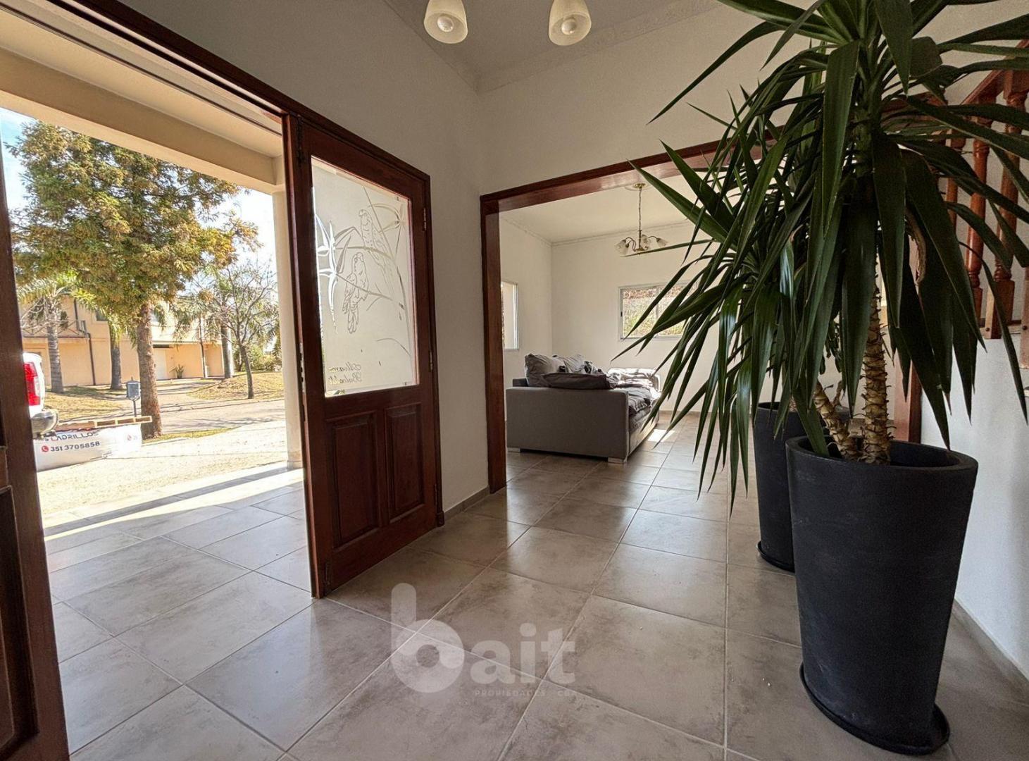 Casa a la venta en Los Cielos, 4 dormitorios, escritorio y pileta.