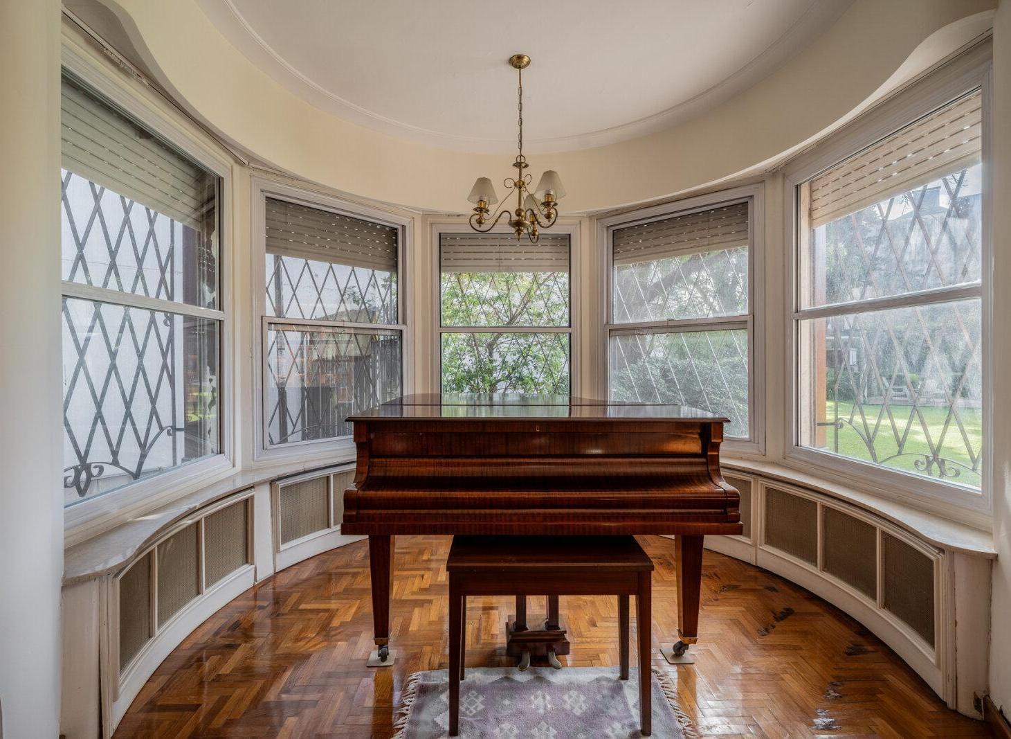 Foto de Venta casa en Vicente López con gran jardín, quincho y pileta, imagen 1