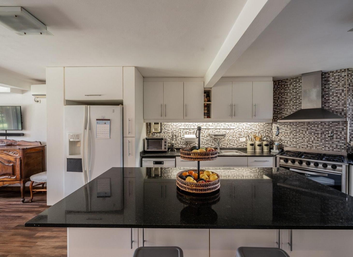 Foto de Venta casa en Vicente López con gran jardín, quincho y pileta, imagen 2