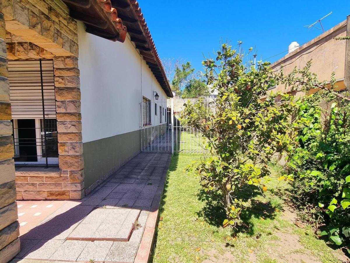 Venta Casa Sobre Doble Lote en Lanus Este 2