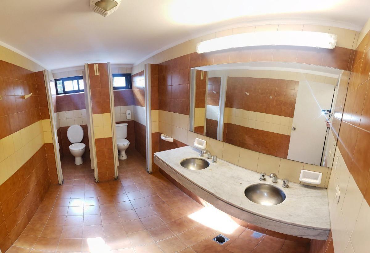 Venta Local en Pleno Centro de Avellaneda 1