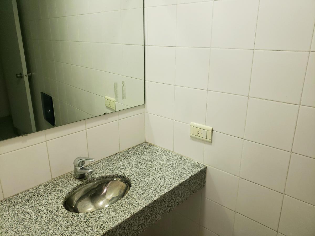 Venta Local en Pleno Centro de Avellaneda 5
