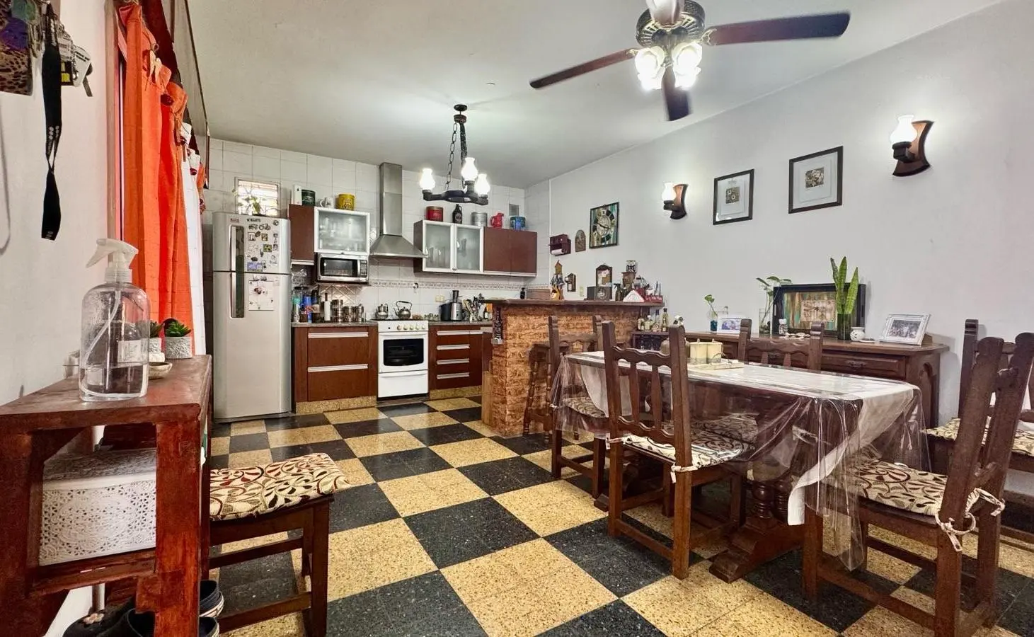 VENTA DE CASA CON FONDO LIBRE Y PILETA 4