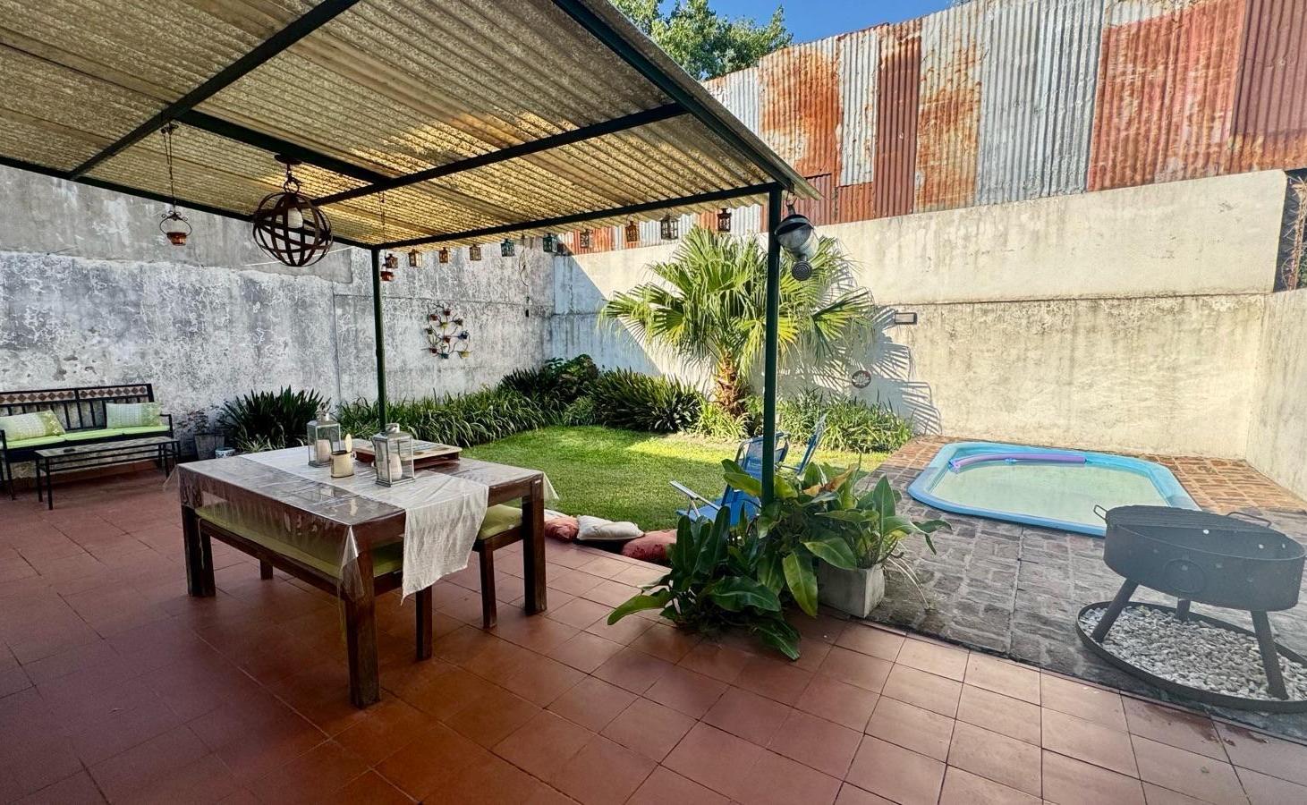 VENTA DE CASA CON FONDO LIBRE Y PILETA