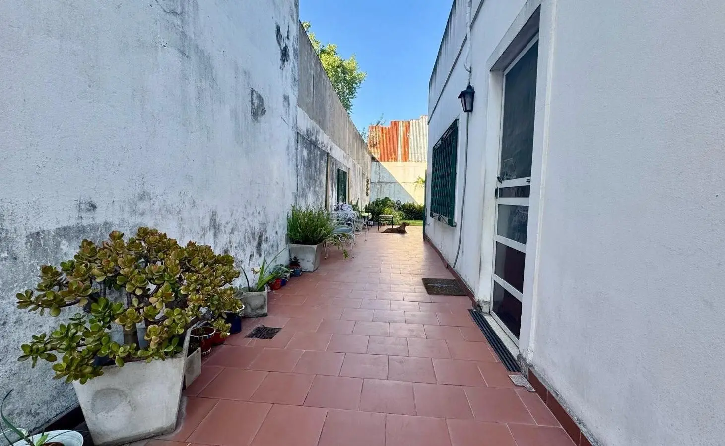 VENTA DE CASA CON FONDO LIBRE Y PILETA 5