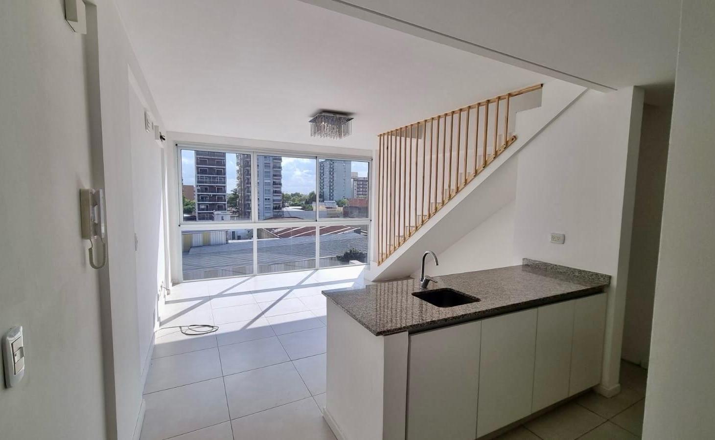 Departamento en Alquiler – 2 Ambientes en Dúplex de Gran Tamaño con Cochera