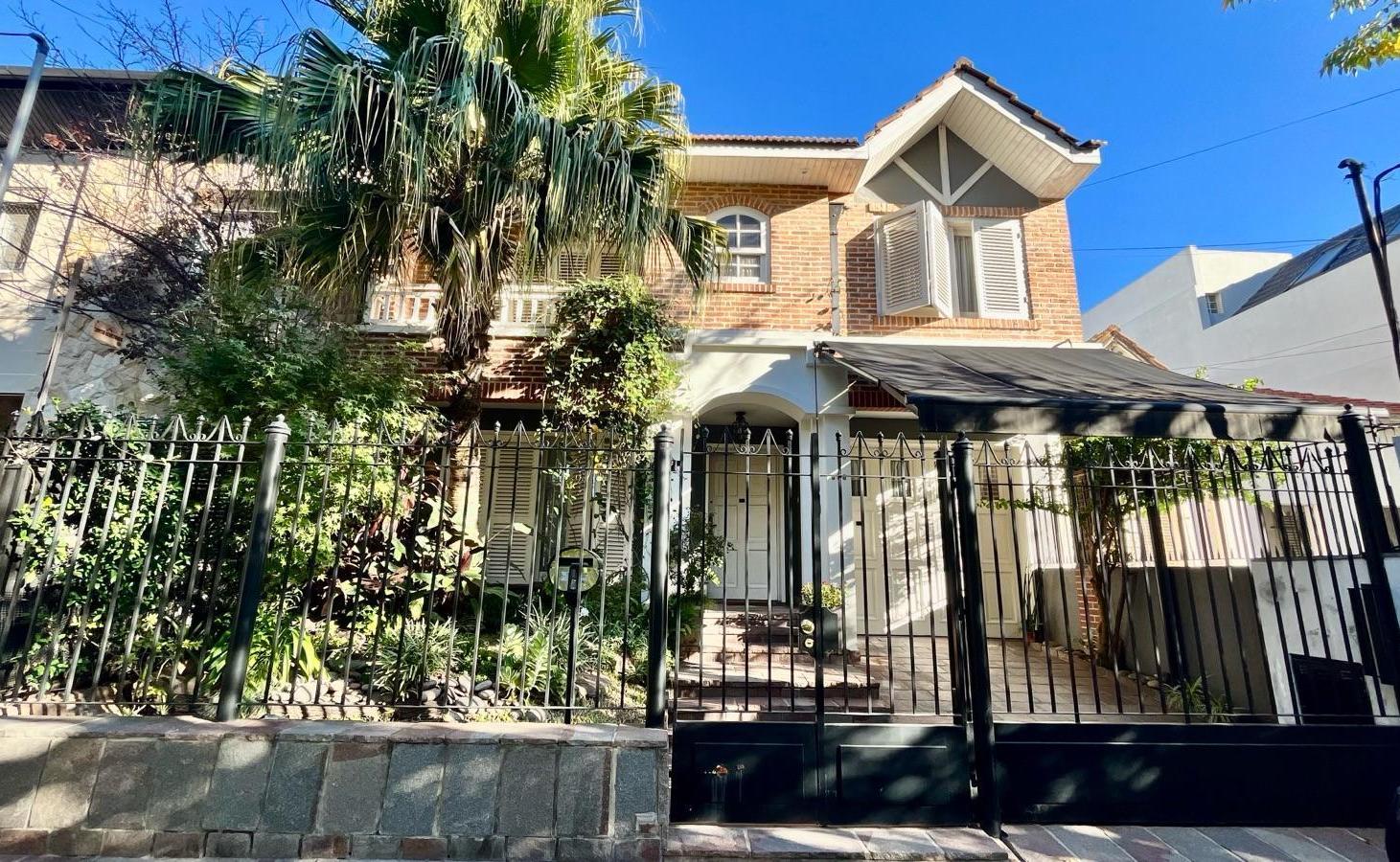 CHALET DE CATEGORÍA EN BANFIELD OESTE – FONDO PARQUIZADO CON PISCINA