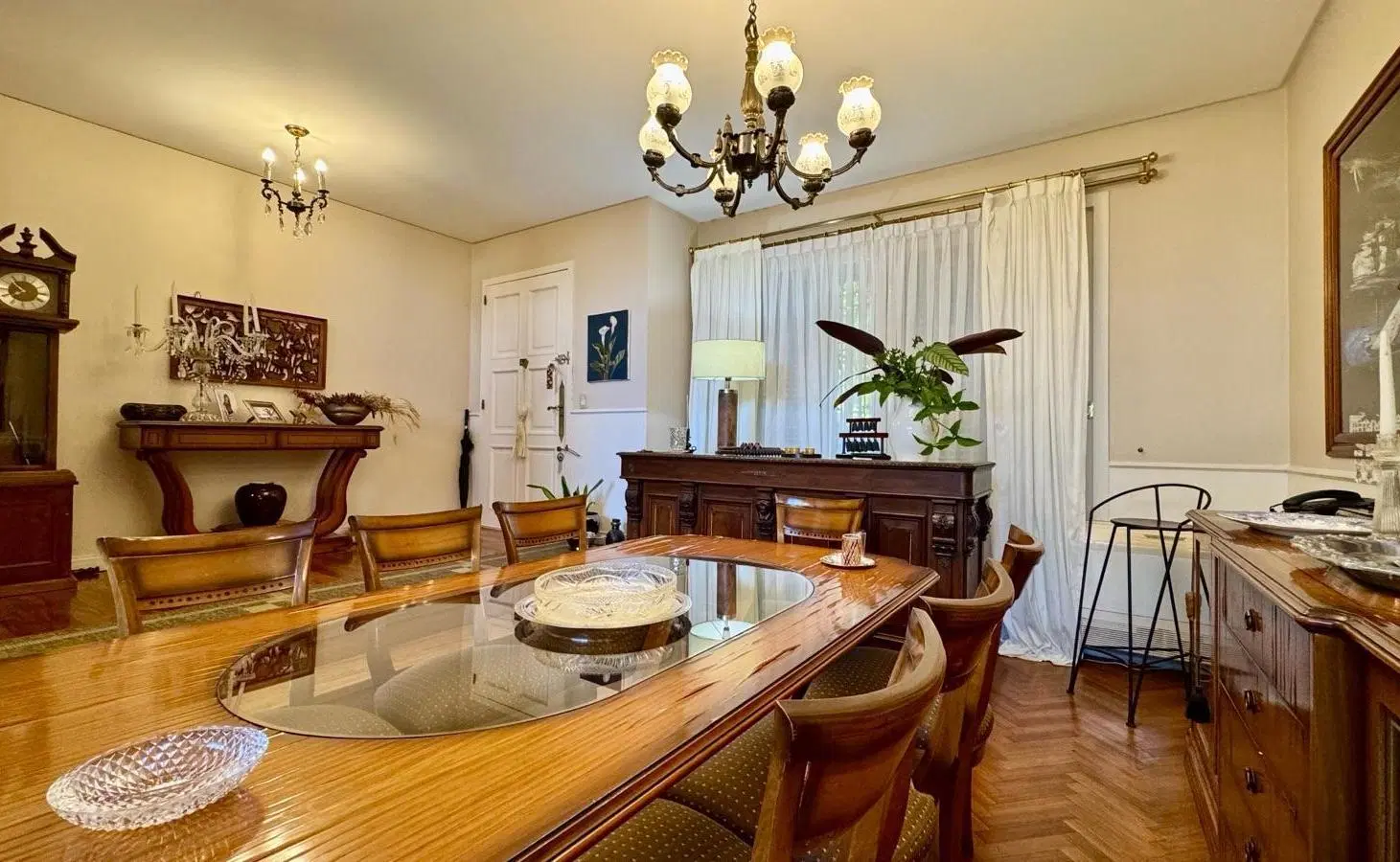 CHALET DE CATEGORÍA EN BANFIELD OESTE – FONDO PARQUIZADO CON PISCINA 3