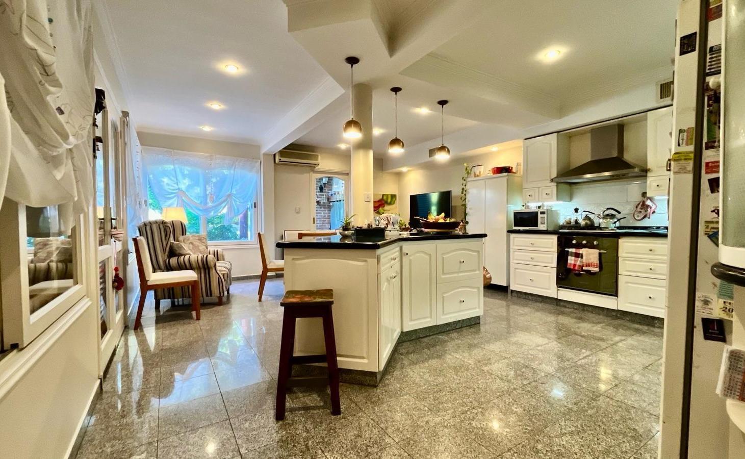 CHALET DE CATEGORÍA EN BANFIELD OESTE – FONDO PARQUIZADO CON PISCINA