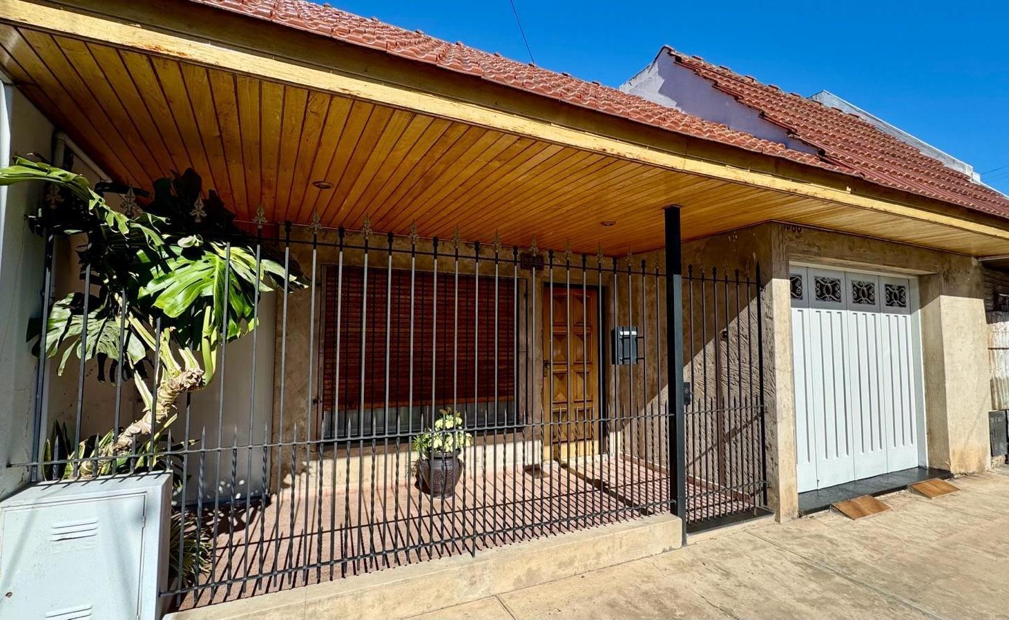 Venta Casa 3 Amb con Quincho, Jardín Departamento Independiente en Remedios de Escalada