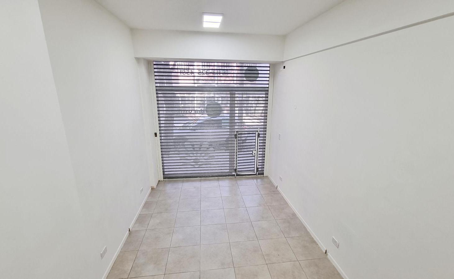 Foto de ALQUILER LOCAL COMERCIAL EN REMEDIOS DE ESCALADA, imagen 2
