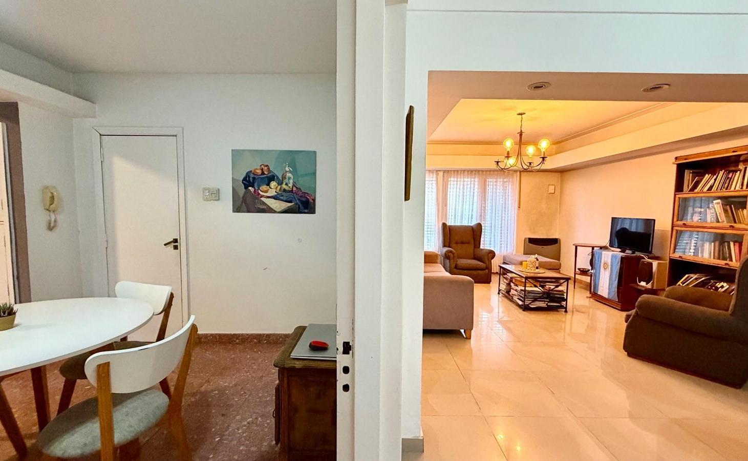 Foto de Venta Casa de 4 ambientes con pileta, fondo libre y cochera en Lomas de, imagen 4