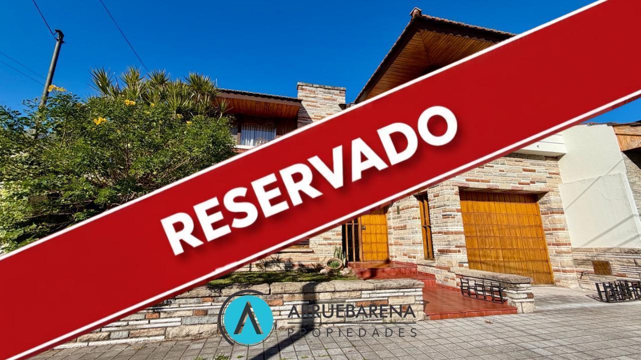 Foto de Venta Casa de 4 ambientes con pileta, fondo libre y cochera en Lomas de, imagen 1
