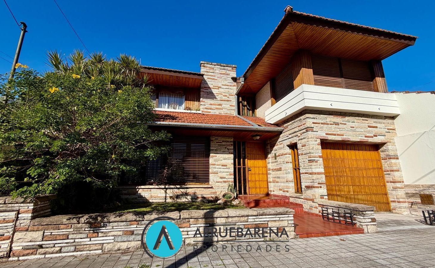 Foto de Venta Casa de 4 ambientes con pileta, fondo libre y cochera en Lomas de, imagen 2