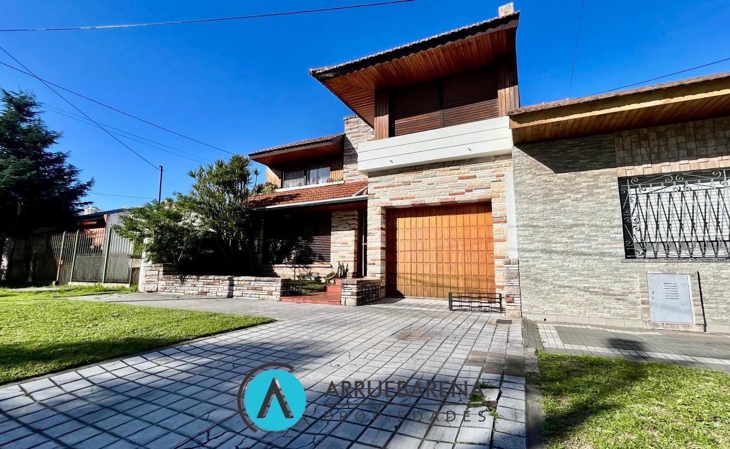 Foto de Venta Casa de 4 ambientes con pileta, fondo libre y cochera en Lomas de, imagen 3