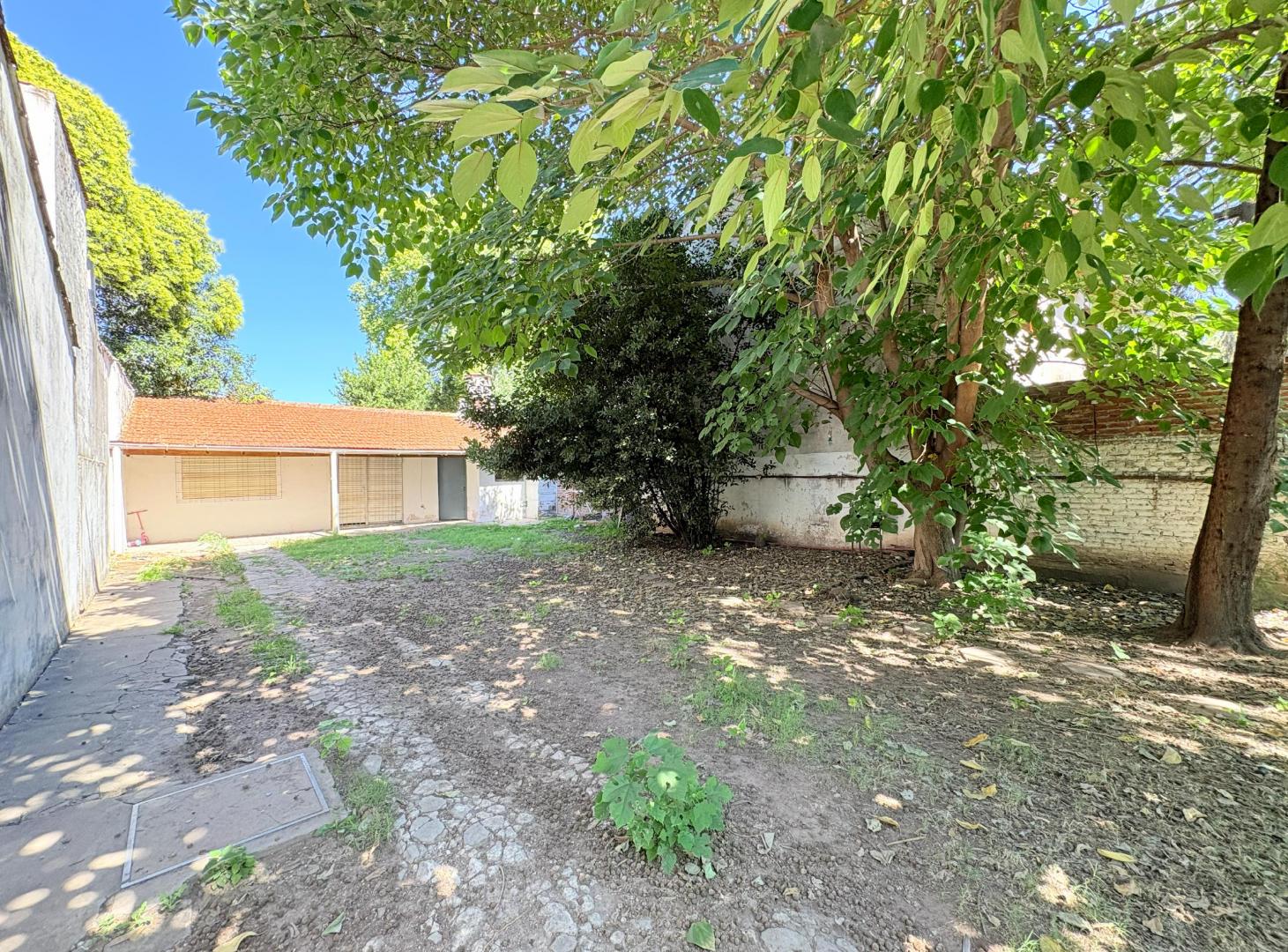 CASA CON GRAN LOTE EN VENTA