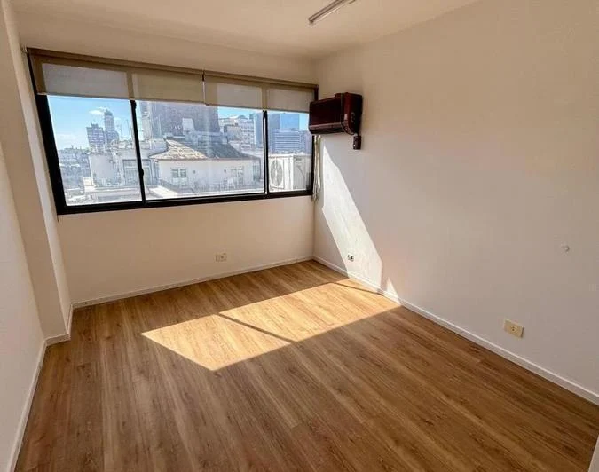 Oficina Tucuman y Florida . 52 m2 Reciclada. Excelente vista al rio . 5