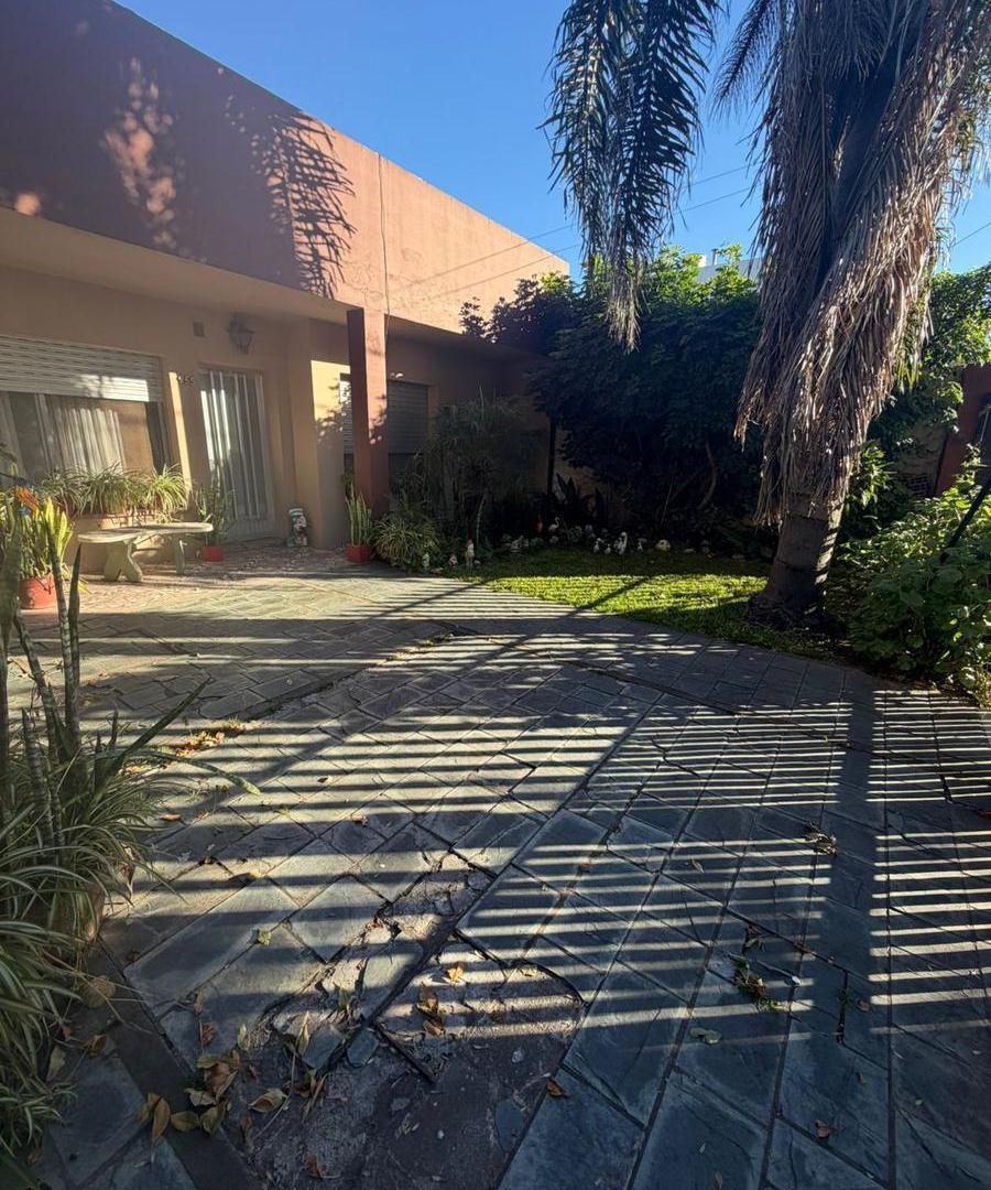 OPORTUNIDAD Casa en venta Barrio Alberdi, piscina, quincho semicubierto, tres dormitorios.