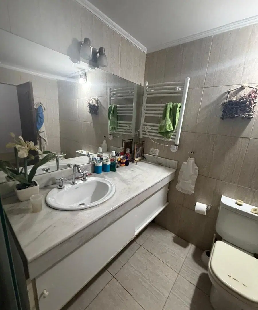 OPORTUNIDAD Casa en venta Barrio Alberdi, piscina, quincho semicubierto, tres dormitorios. 4