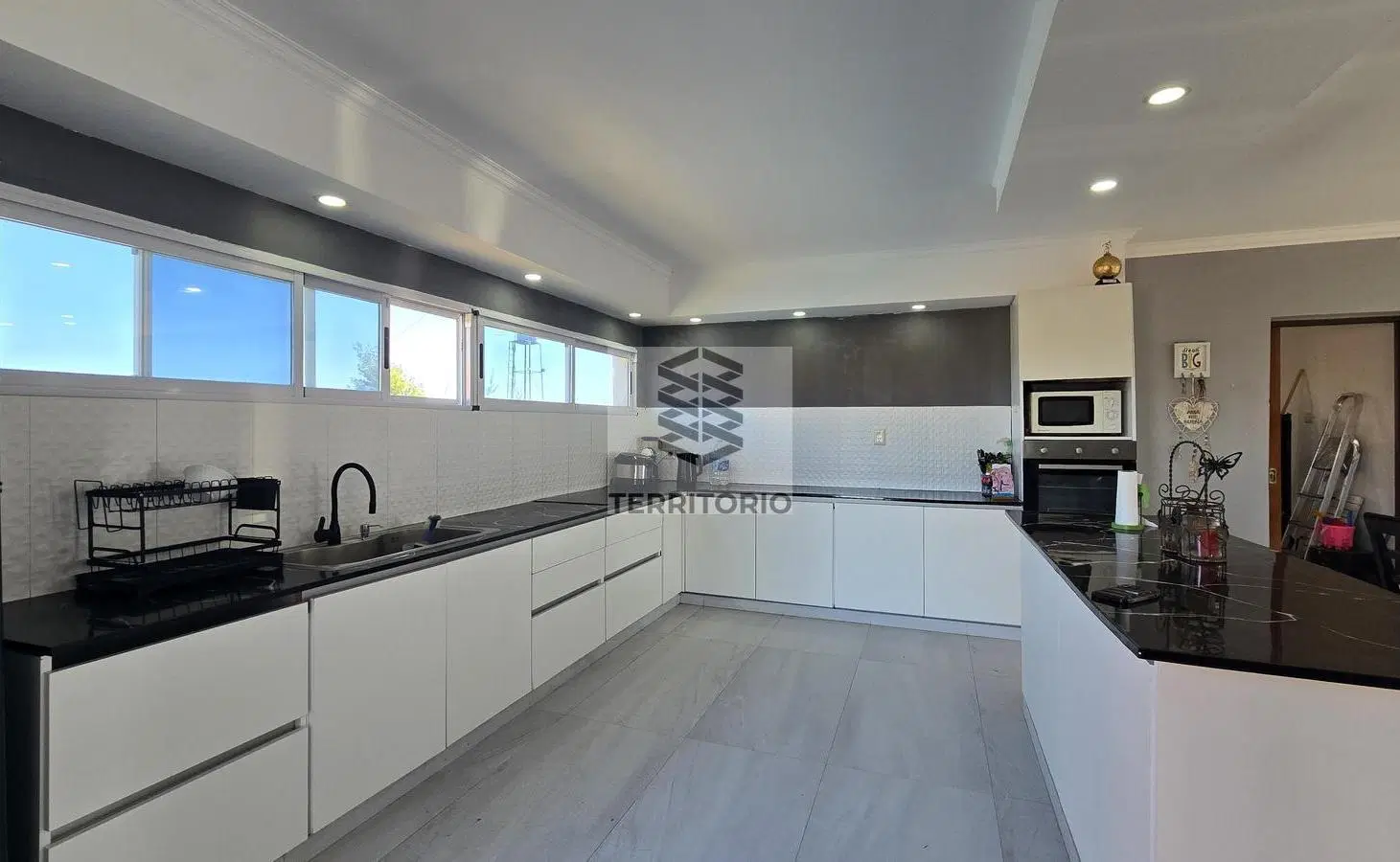 Casa nueva sobre lote 2.000 m², pileta y vista al campo 4