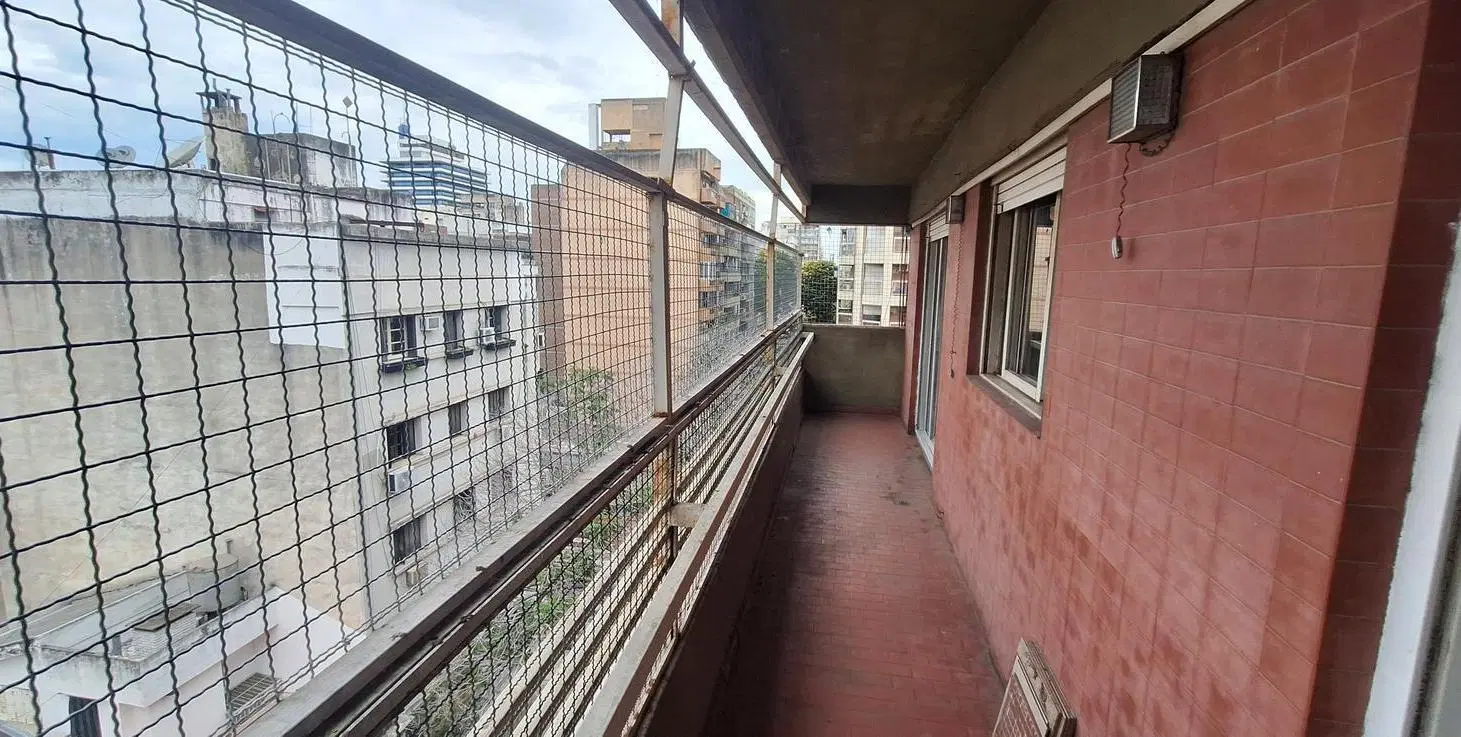 Departamento semi piso al frente, tres dormitorios. 2