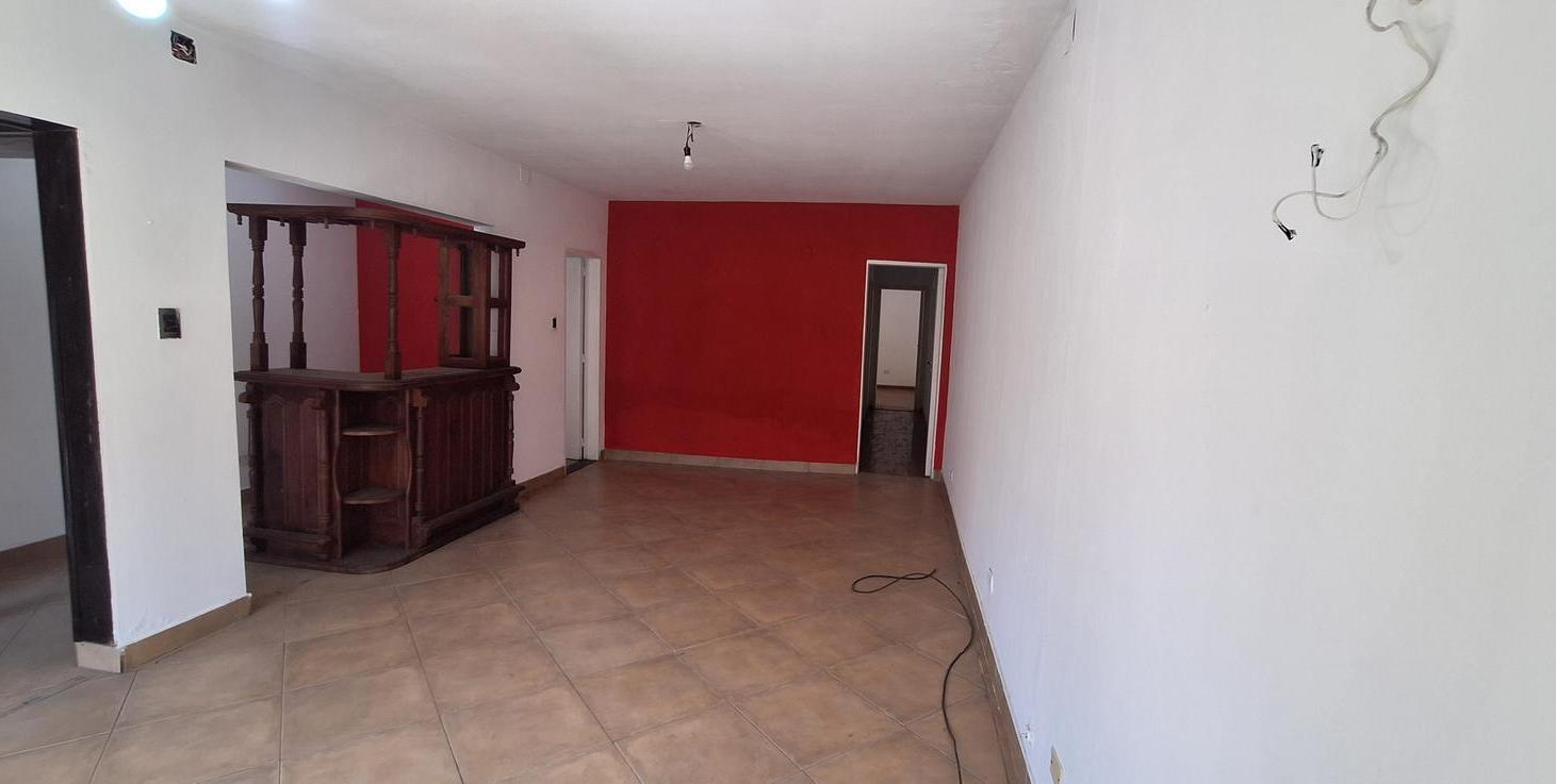 Casa en venta, dos dormitorios, cochera y patio.