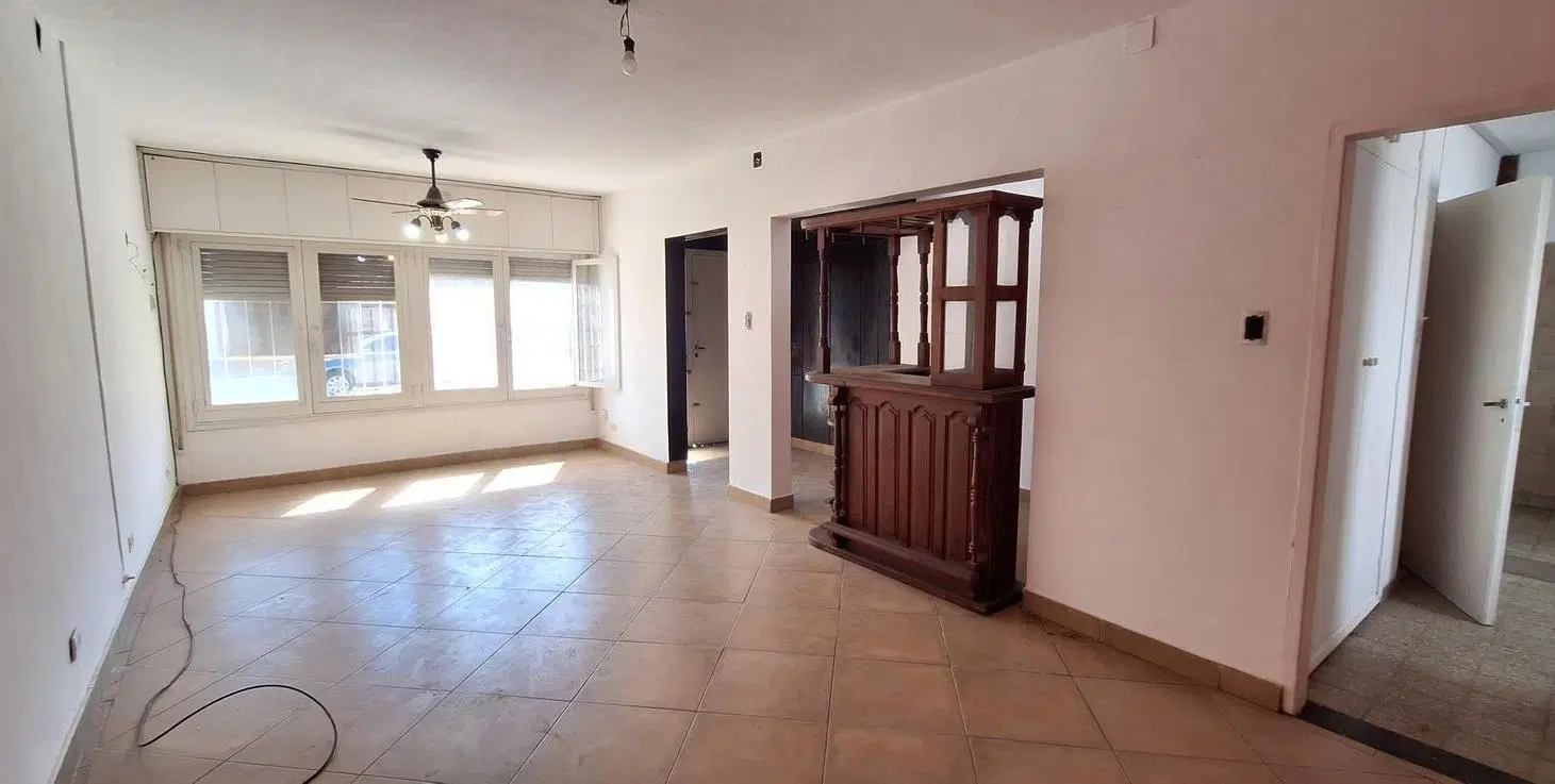 Casa en venta, dos dormitorios, cochera y patio. 4
