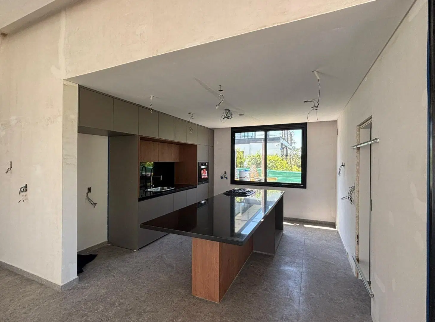 Casa en venta de tres dormitorios. pileta. Barrio cerrado. 5