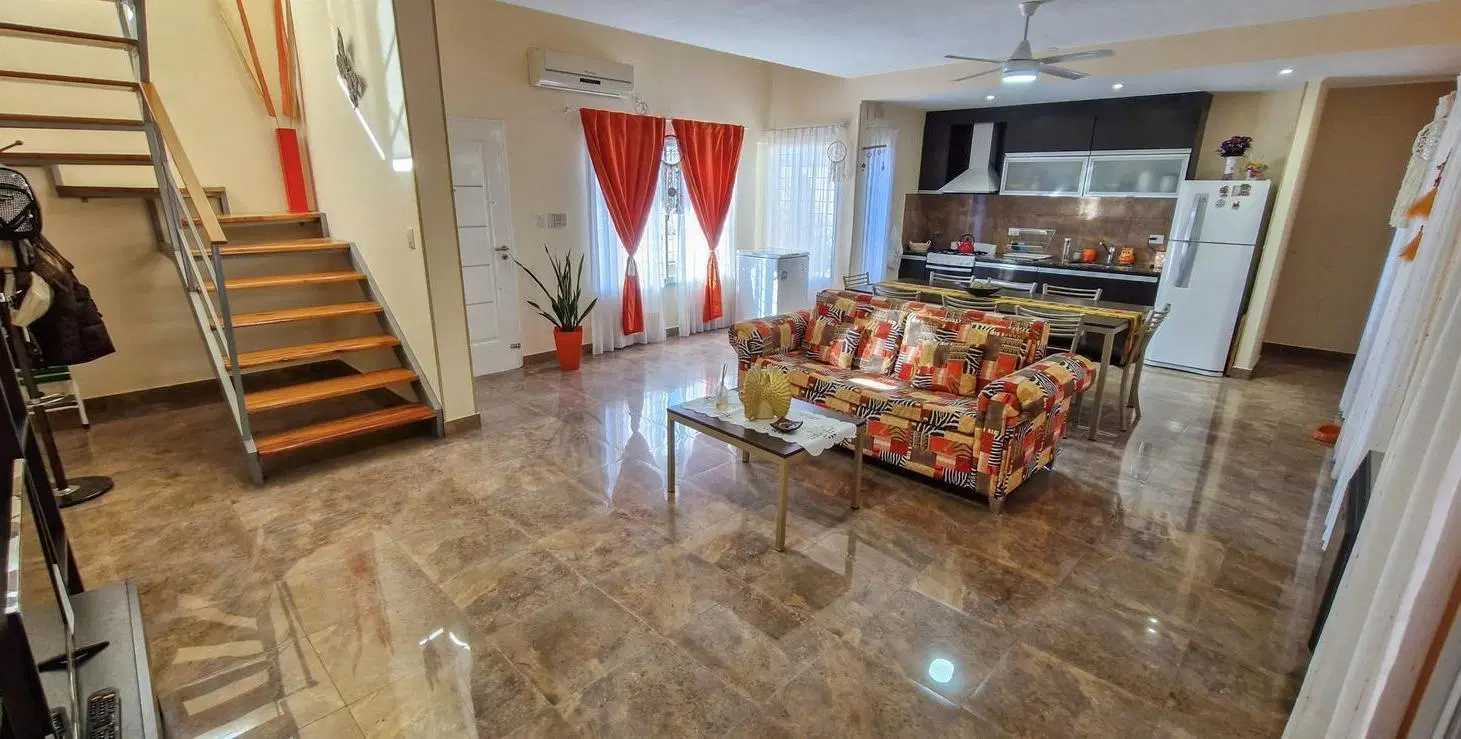 Casa en  venta, dos dormitorios. Jardín, pileta y quincho. Pueblo Esther. 5