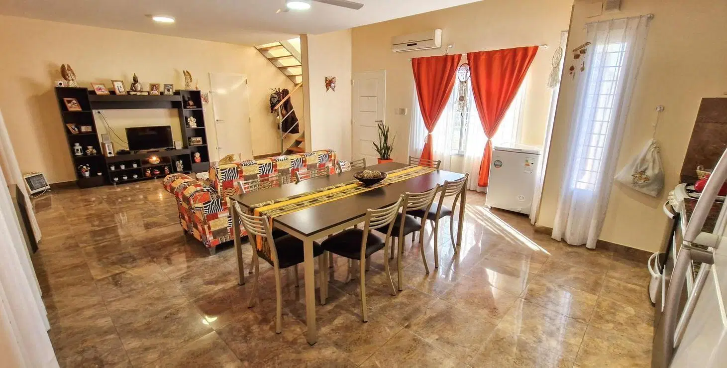 Casa en  venta, dos dormitorios. Jardín, pileta y quincho. Pueblo Esther. 3