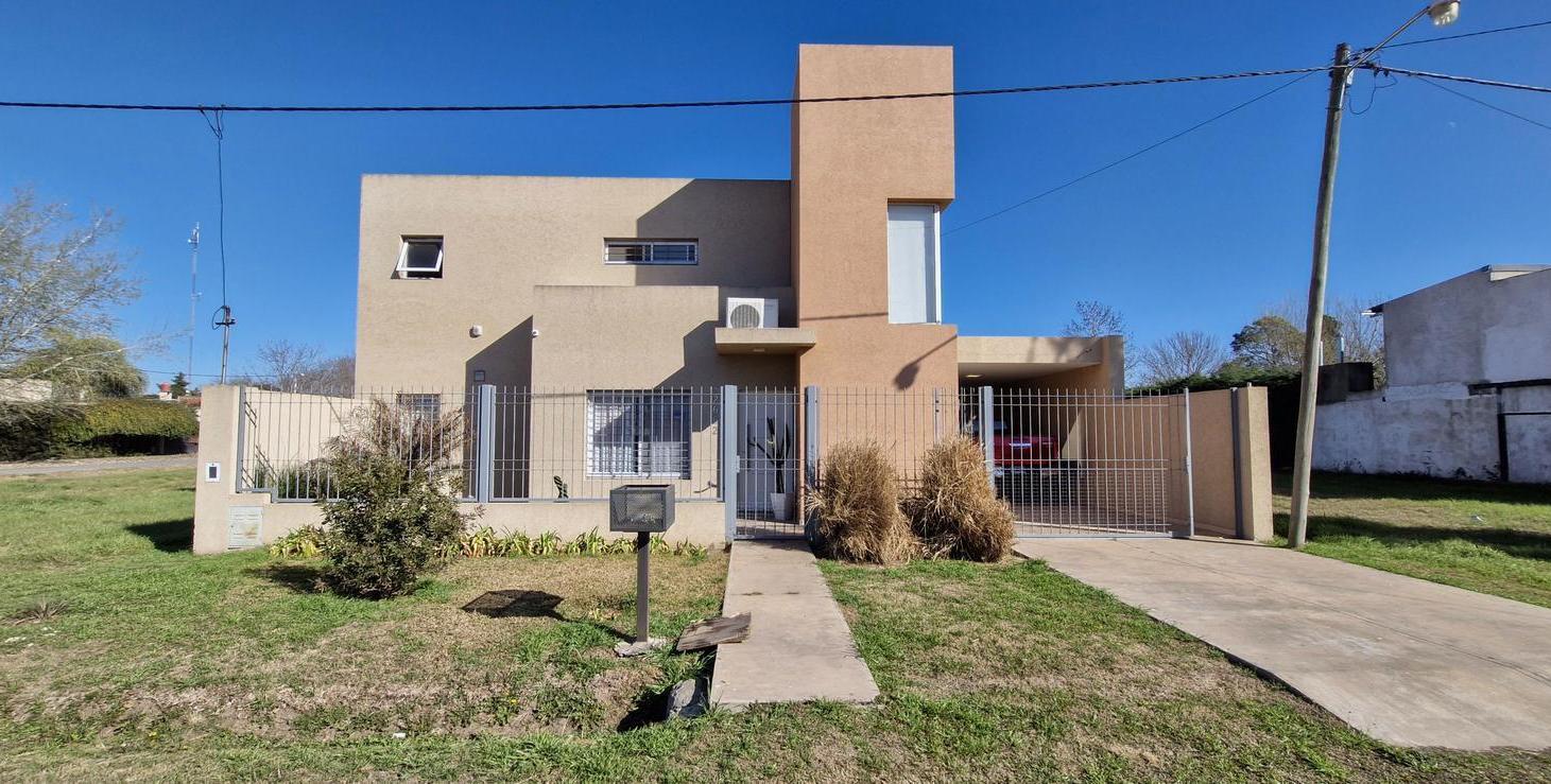 Foto de Casa en venta, dos dormitorios. Jardín, pileta y quincho. Pueblo Esther., imagen 2