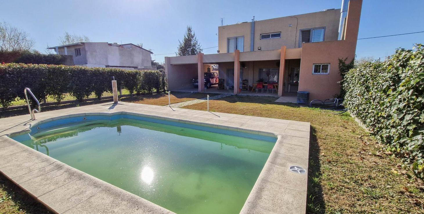 Casa en venta, dos dormitorios. Jardín, pileta y quincho. Pueblo Esther.