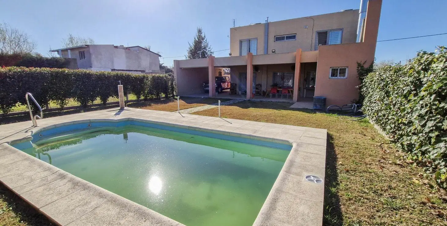 Casa en  venta, dos dormitorios. Jardín, pileta y quincho. Pueblo Esther. 4