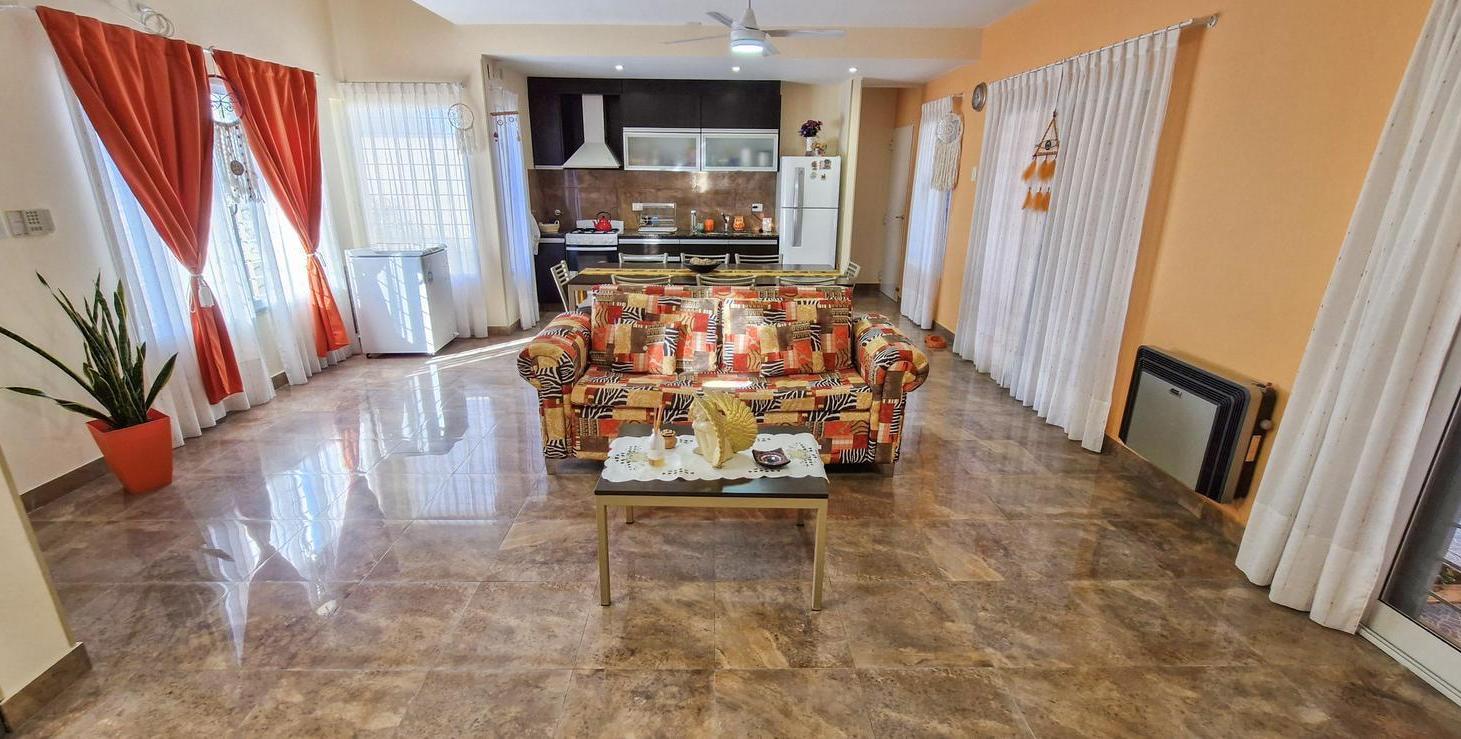 Foto de Casa en venta, dos dormitorios. Jardín, pileta y quincho. Pueblo Esther., imagen 4