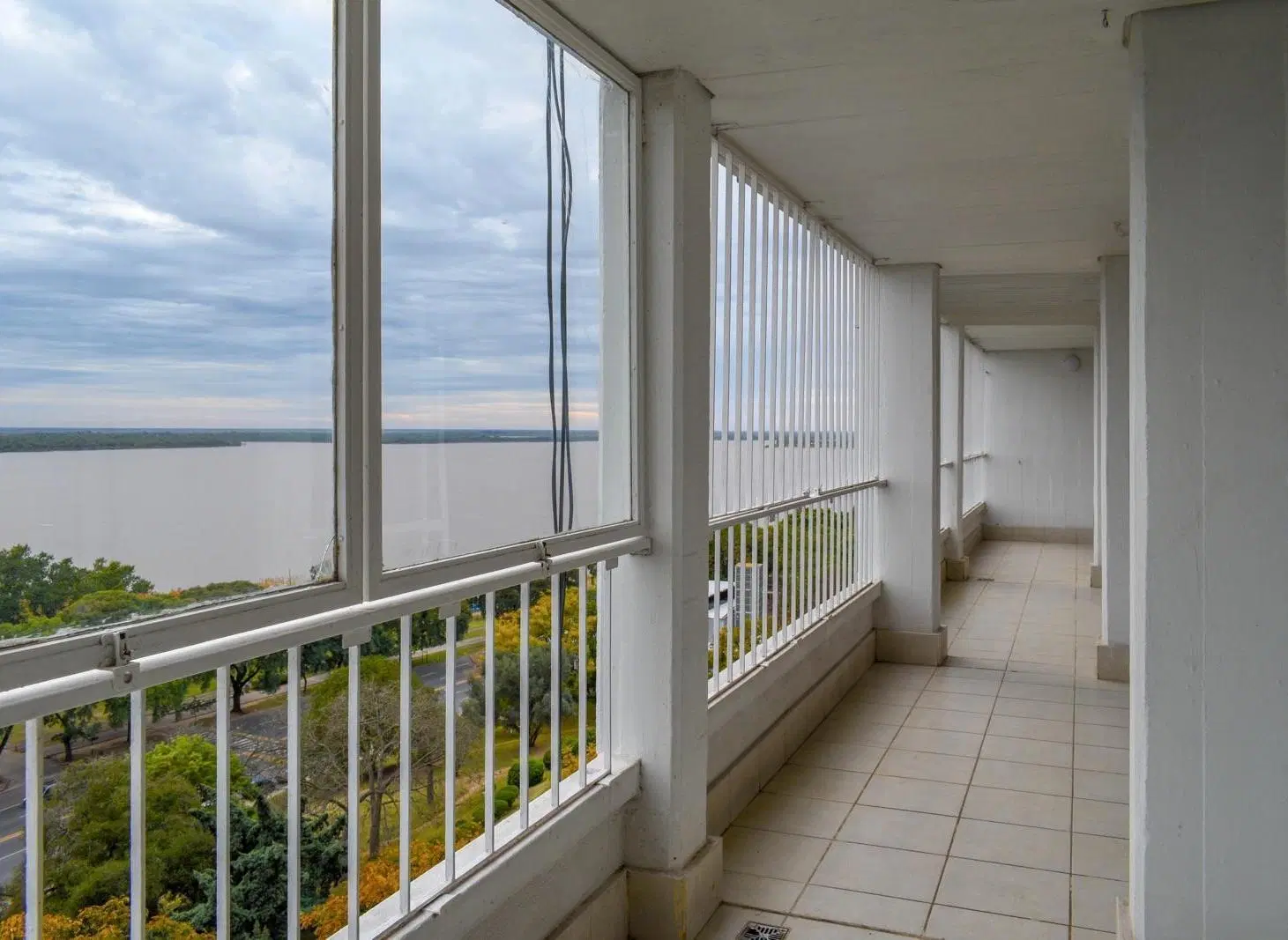 Venta Dúplex de 3 Dorm.   comodín con Vista Franca Al Rio con Cochera y Baulera Barrio Martin 2