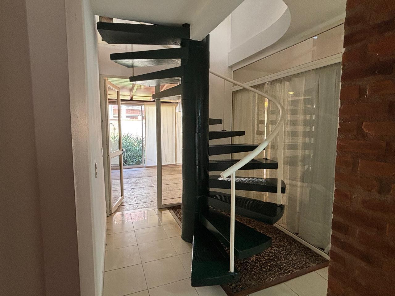 Foto de Casa con patio, quincho y cochera doble, imagen 3