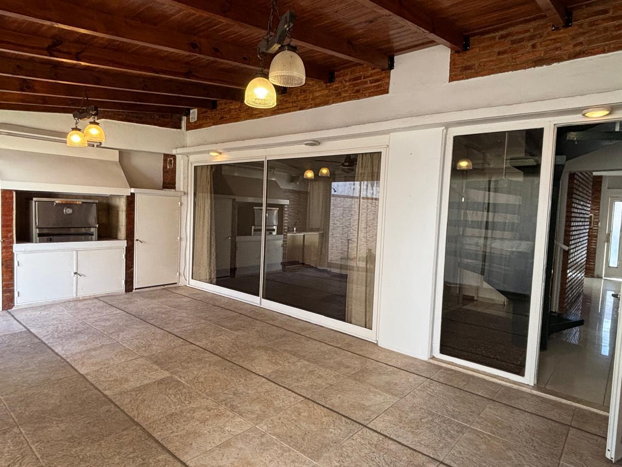 Foto de Casa con patio, quincho y cochera doble, imagen 2