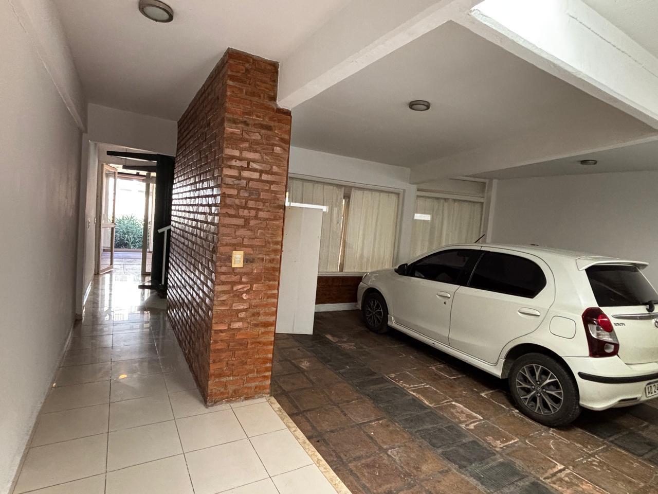 Foto de Casa con patio, quincho y cochera doble, imagen 1