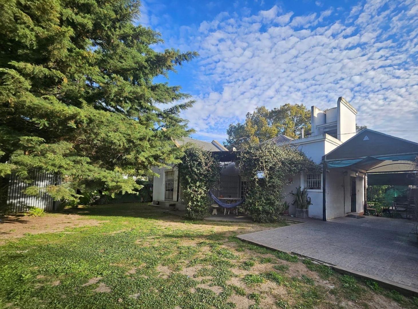 Foto de MODERNA CASA EN VENTA DE 3 DORMITORIOS Y DOS BAÑOS. AMPLIO JARDIN, imagen 4