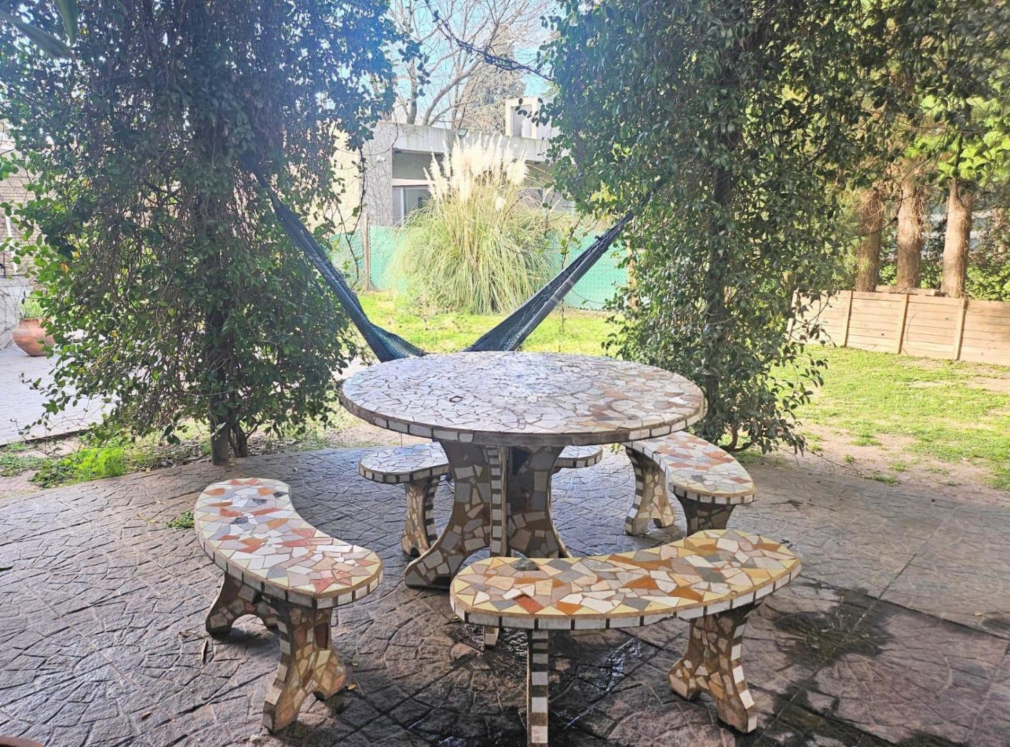 Foto de MODERNA CASA EN VENTA DE 3 DORMITORIOS Y DOS BAÑOS. AMPLIO JARDIN, imagen 5