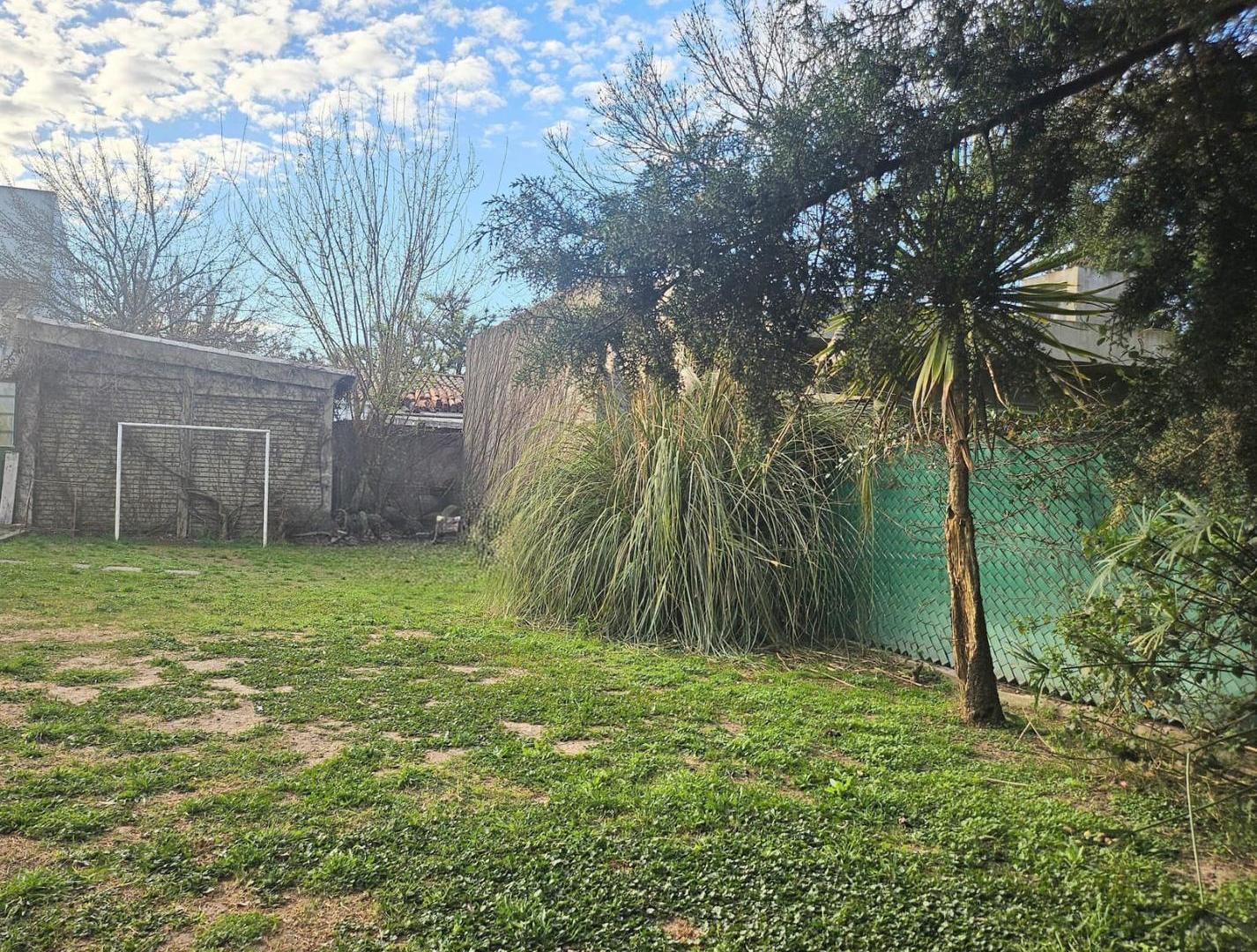 Foto de MODERNA CASA EN VENTA DE 3 DORMITORIOS Y DOS BAÑOS. AMPLIO JARDIN, imagen 1